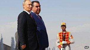 Russian President Vladimir Putin (L) with his Tajik counterpart, Emomali Rakhmon in Dushanbe, 5 October