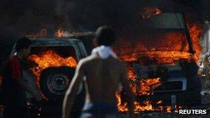 Police cars burn in Guellala. 6 Oct 2012