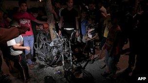 The wrecked motorcycle hit by an Israeli air strike in Gaza (7 Oct 2012)