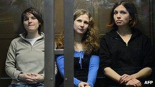 Yekaterina Samutsevich (L), Maria Alyokhina (C) and Nadezhda Tolokonnikova (R) in court in Moscow (10 Oct 2012)