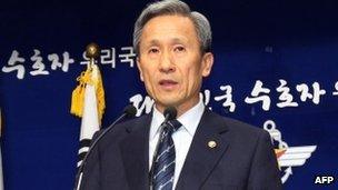 South Korean Defence Minister Kim Kwan-jin speaks at a press conference at his office in Seoul, 15 Oct 2012