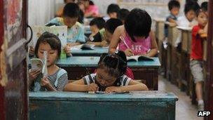 Chinese schoolchildren attend lessons at a classroom in Hefei, east China's Anhui province on September 20, 2010.