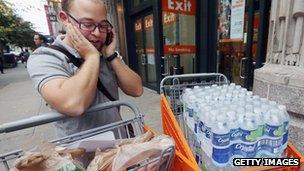 A man collect supplies of water in New York (26 Oct 2012)