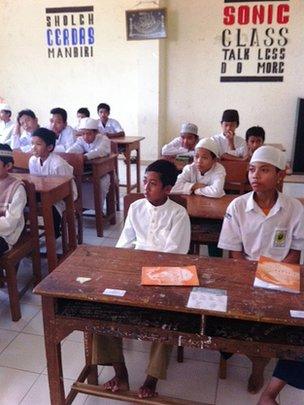 Children in Arabic class at the Al Mukmin school