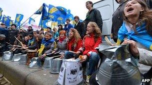 Protesters shout slogans and bang on buckets in Kiev. Photo: 5 November 2012