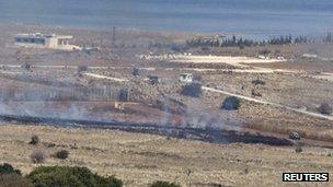 Mortar shells set a field alight close to the Israeli-Syrian border (4 Nov 2012)