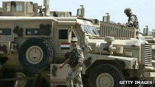 Iraqi army soldiers inspect vehicles at an army base in Taji (31 March 2007)