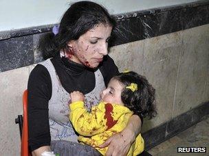An injured mother cuddles her daughter in Damascus following the bombing in Waroud (6 November 2012)