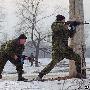 Russian troops fighting near Grozny, 30 Jan 2000