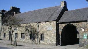 Senedd-dŷ Owain Glyndŵr ym Machynlleth
