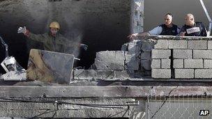 Building hit by rocket in Kiryat Malachi. Photo: 15 November 2012