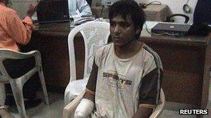 Мохаммед Аджмаль Касаб, единственный оставшийся в живых подозреваемый в совершении терактов в Мумбаи в 2008 году, находится под стражей в полиции в неизвестном месте на этом недатированном неподвижном изображении, взятом из видеозаписи, показанной на телеканале CNN-IBN с 3 февраля 2009 года