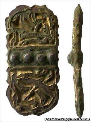 Anglo-Saxon treasure reveals west Norfolk cremation - BBC News