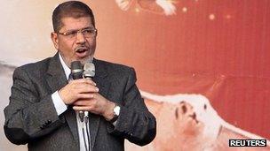 Egypt's President Mohammed Morsi speaks to supporters in front of the presidential palace in Cairo (23 Nov 2012)