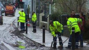 Gweithwyr yn clirio ar ôl llifogydd yng Ngogledd Cymru ym mis Tachwedd
