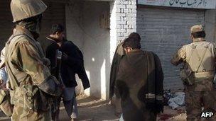 Pakistani security personnel at a police station near Bannu, North Waziristan (10 Dec '12)