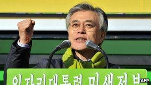 Presidential candidate Moon Jae-in speaks in Seoul on 18 December 2012