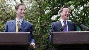 Nick Clegg a David Cameron efo'i gilydd ar ôl y cytundeb i greu clymblaid yng Ngardd Downing Street