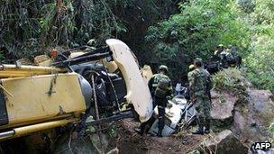 Rescue workers on the Neiva-Florencia road