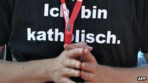 A man wears an "I am Catholic" T-shirt at a Mass in Germany (archive image)