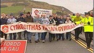 Protest ar Bont Trefechan yn 2002