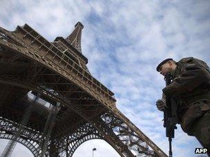 French soldiers deployed next to Eiffel Tower in Paris (14 January 2013)