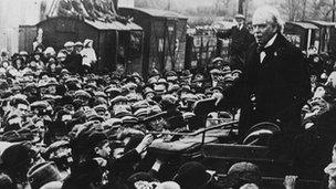 David Lloyd George yn siarad gyda’r dorf yn Llanbed yn 1919