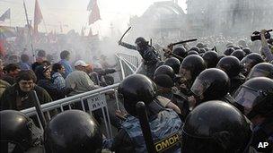 Police clash with opposition in Moscow, 6 May 12