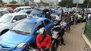 Commuters in heavy traffic in Jakarta (21 Jan 2013)