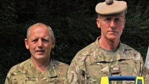 Mark Rutherford (chwith) a y'r Uwchgapten Ed Mahony (de)
