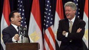 Mubarak laughing with Bill Clinton in 1999