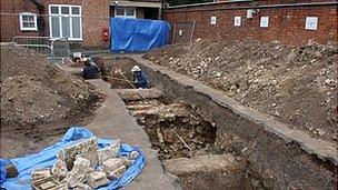 Archaeologists recording Richard's grave