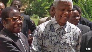 Robert Mugabe (L) and Nelson Mandela (R) in 1999