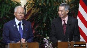 Malaysian PM Najib Razak at a news conference Singapore PM Lee Hsien Loong (R) in Singapore on 19 February 2013