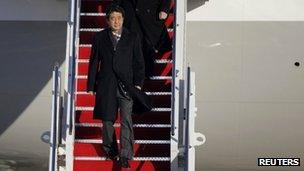 Japanese PM Shinzo Abe arrives at Andrews Air Force base near Washington DC (21 Feb 2013)