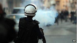 Bahraini police fire tear gas (18/02/13)