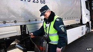 Bulgarian policeman checking lorry on border, file pic