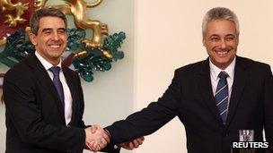 Bulgarian President Rosen Plevneliev (L) shakes hands with Marin Raikov