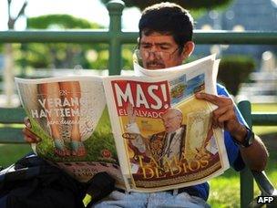 A man in El Salvador reads a newspaper announcing the election of Jorge Bergoglio as Pope (14 March 2013)