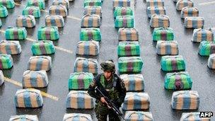 A Colombian soldier stands by seized cocaine in Cali state (26 March 2013)