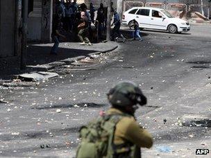 Hebron, 3 April 2013. Israeli soldiers and Palestinian stone throwers in confrontation