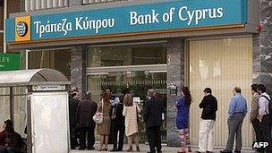 Queue outside Bank of Cyprus, 2 Apr 13