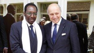 French Foreign Minister Laurent Fabius (R) meets with Mali's interim President Dioncounda Traore in Bamako, 5 April, 2013