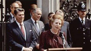Margaret Thatcher gyda Ronald Reagan