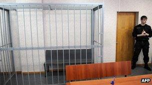 Court scene with empty cage, 22 Mar 2013