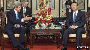 US Secretary of State John Kerry and Chinese chief diplomat Yang Jiechi in Beijing (13 April 2013)