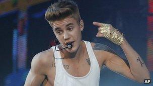 Canadian singer Justin Bieber performs during a concert in Paris (19 march 2013)