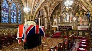 Arch y cyn brif weinidog Margaret Thatcher yn gorffwys yng Nghapel St Mary Undercroft o dan y Senedd