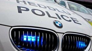 Heddlu Dyfed Powys yn ymchwilio i adroddiadau bod dyn mewn car tywyll wedi cynnnig lifft i blant