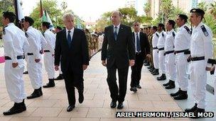 Chuck Hagel (left) and Moshe Yaalon (22/04/13)